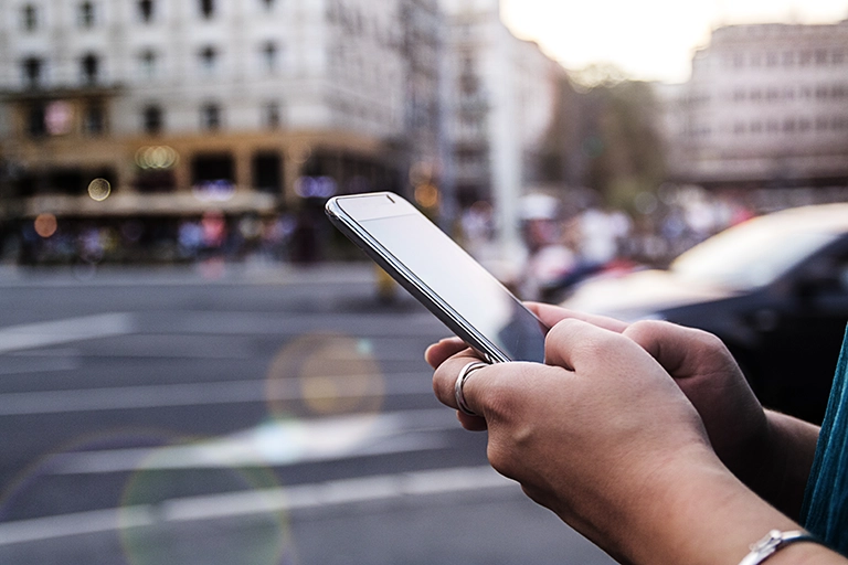 Hand som håller i mobiltelefon